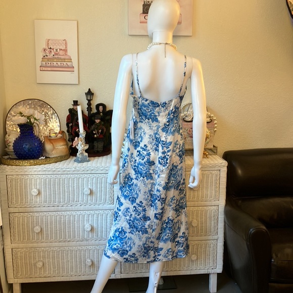 Reformation Sofia Floral 100% silk dress in Olympia print blue color Size 2 - Picture 3 of 12